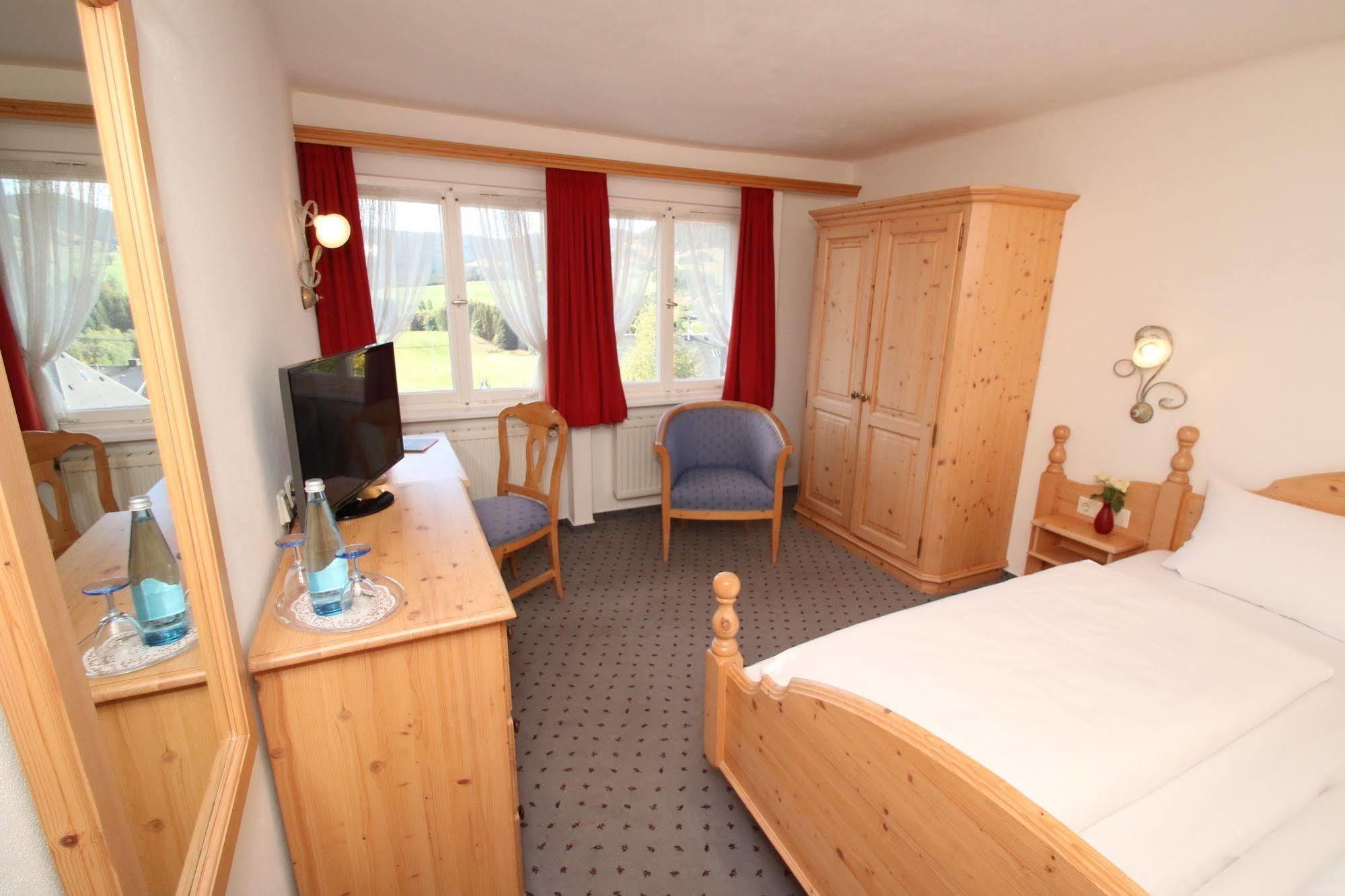Hotel Landgasthof Adler Altenrond エクステリア 写真